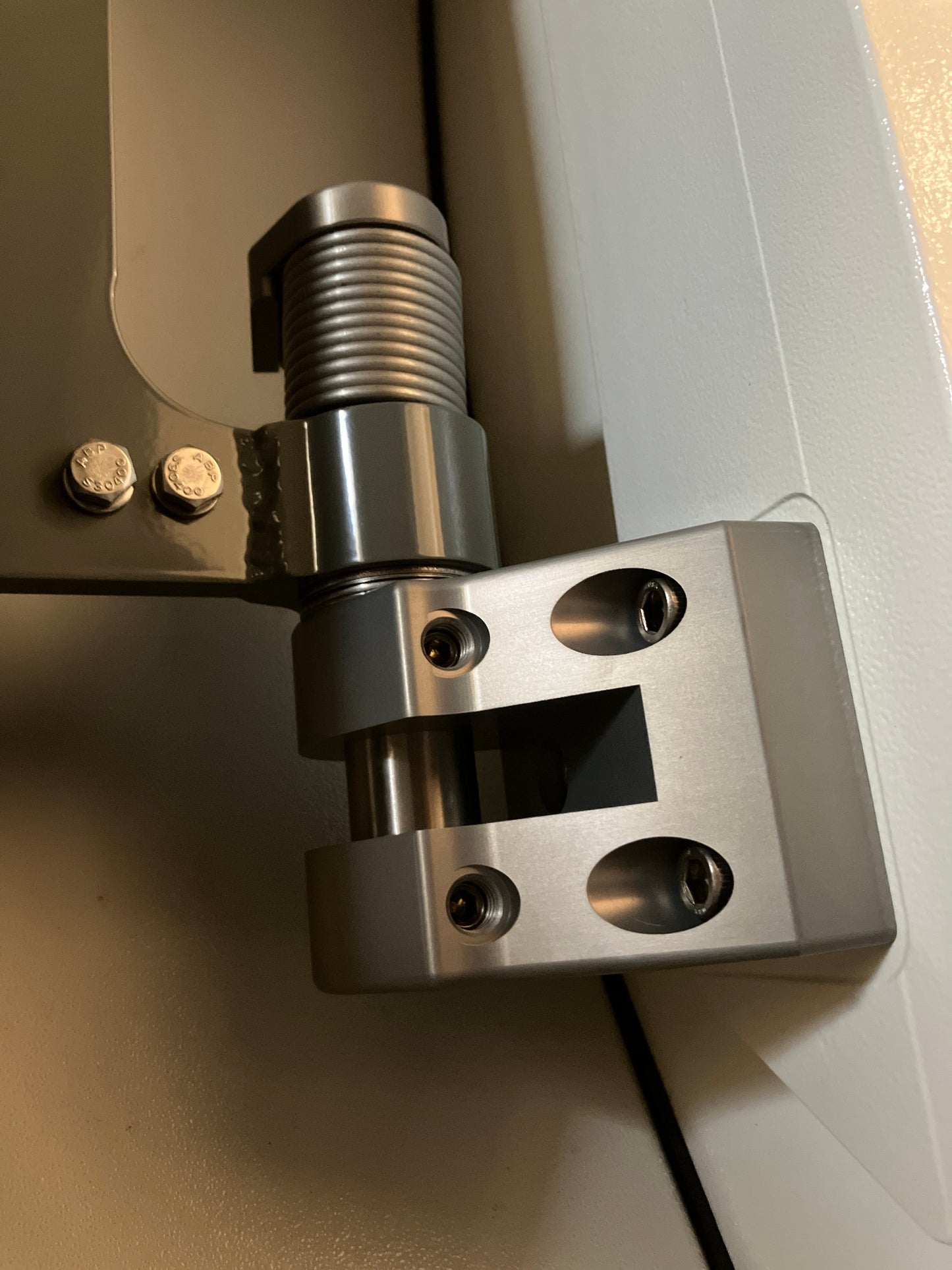 Atlas42 hyperbaric hinge